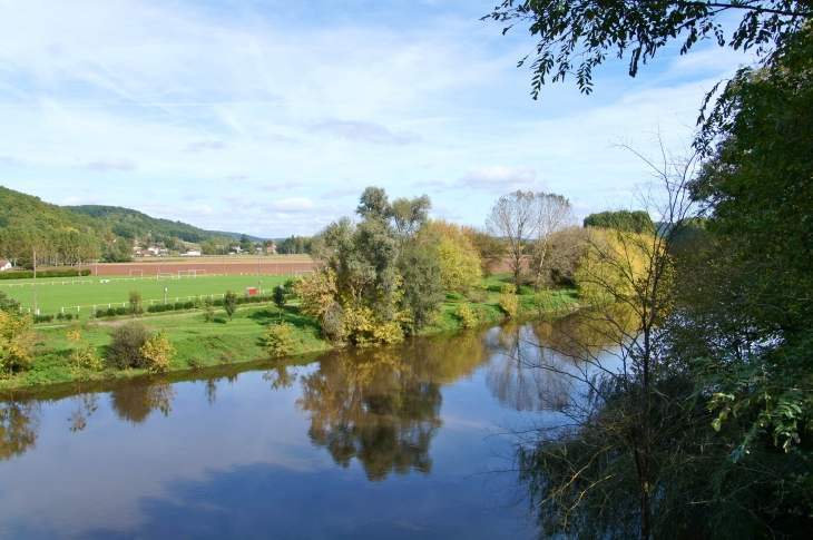 La Vézère et le terrain de sport. - Limeuil