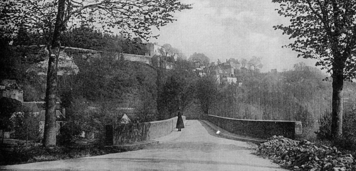 C'est en 1889-1891 que furent construits les deux ponts du confluent.(carte postale ancienne, vers 1905). - Limeuil