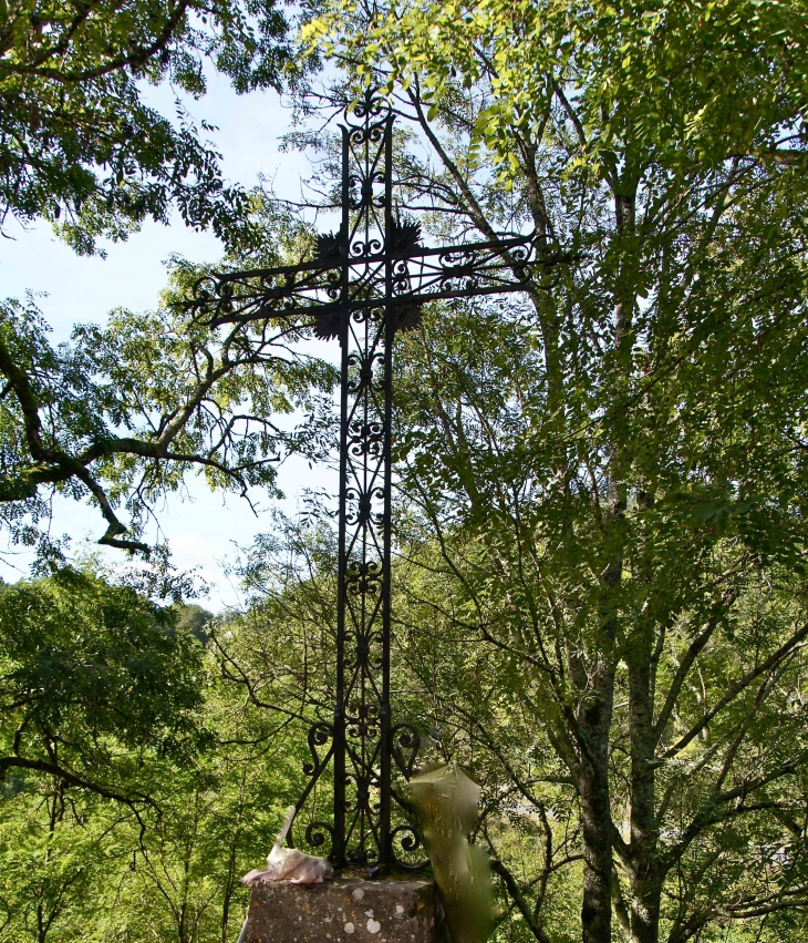 Croix de chemin dans le village. - Limeuil