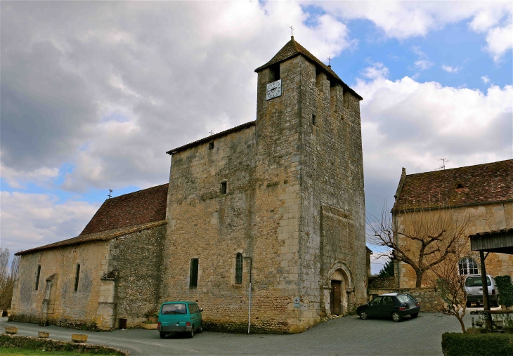 L'église en partie du XIIe siècle et sonclocher fortifié - Liorac-sur-Louyre