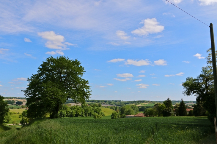 Aux alentours. - Lusignac