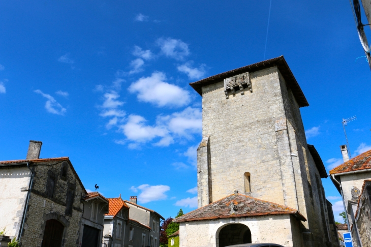 Clocher carré fortifié XVe siècle de l'église Saint Eutrope. - Lusignac