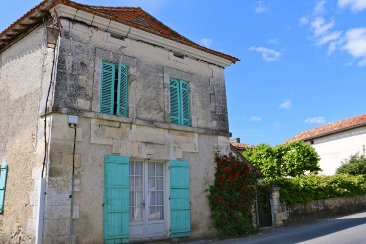 Maison ancienne du village. - Lusignac