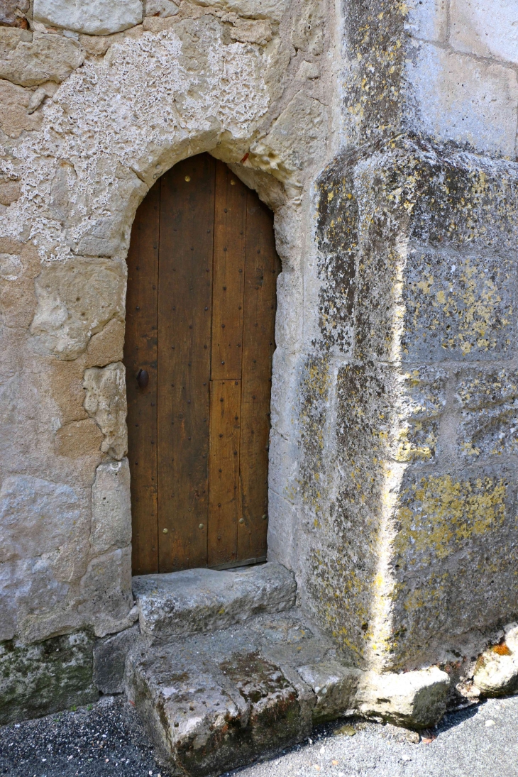 Petite porte dérobée de l'église Saint Eutrope. - Lusignac