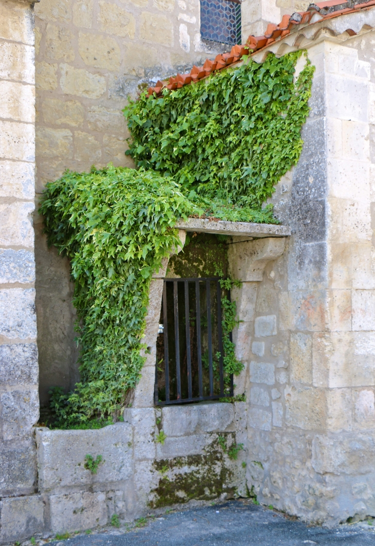 Puits-au-pied-de-la-facade-de-l-eglise-saint-eutrope - Lusignac