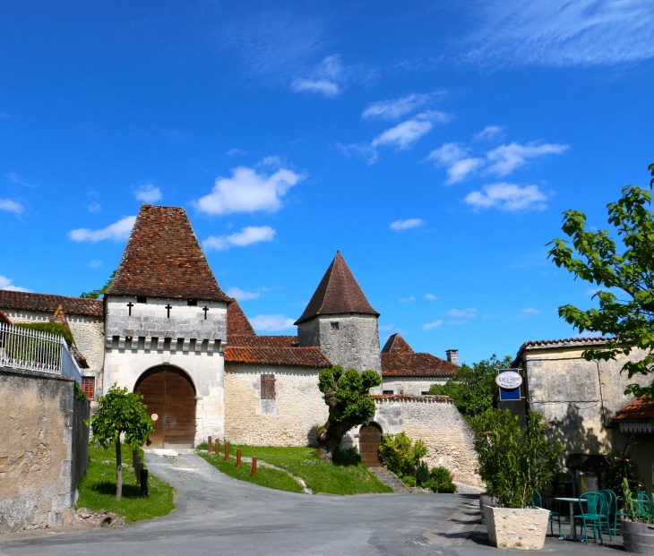 Le château fort de Lusignac. Il a été édifié au XIIIe sièclme puis reconstruit au XVe siècle.