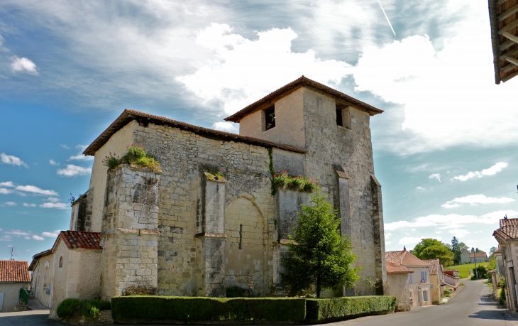 Façade latérale de l'église Saint Eutrope. - Lusignac