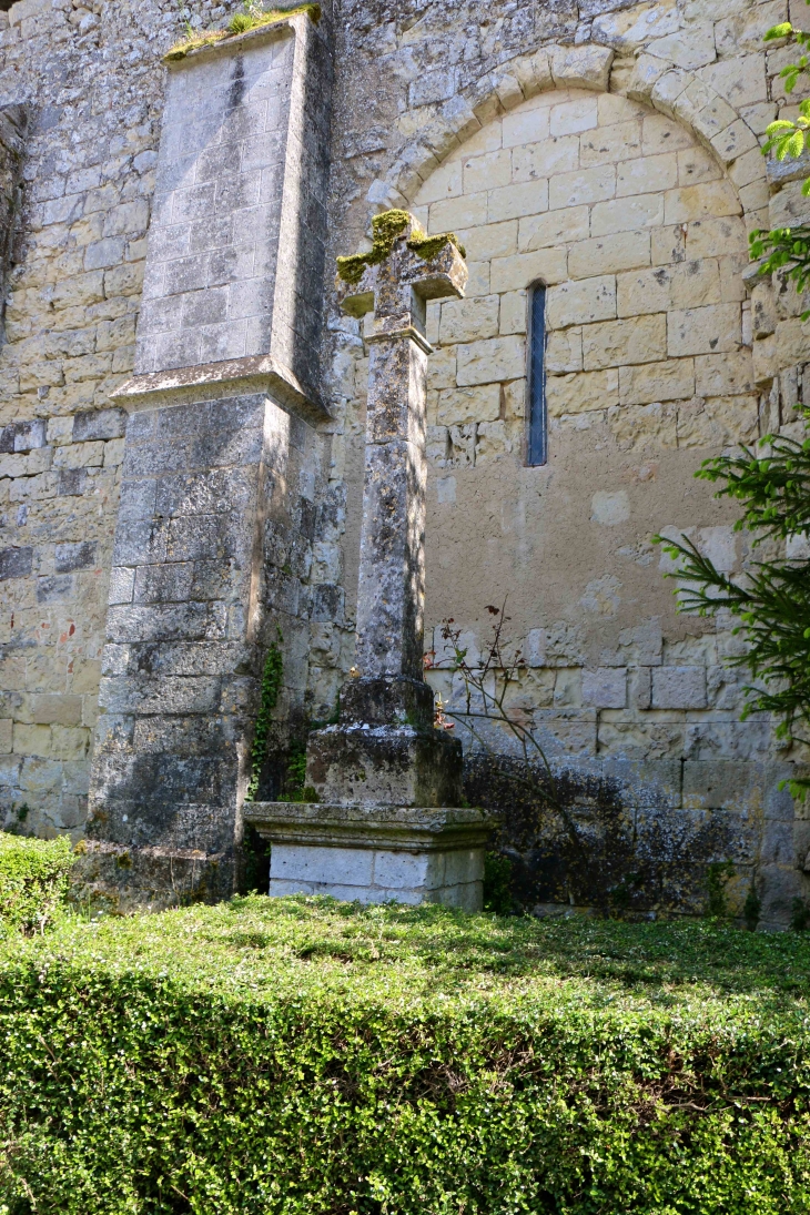 Croix hosannaire au pied de l'église Saint Eutrope. - Lusignac