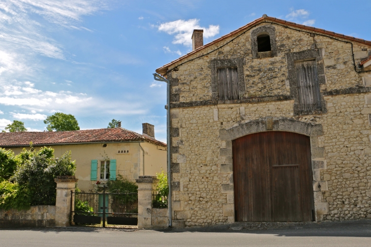 Maisons anciennes du village. - Lusignac