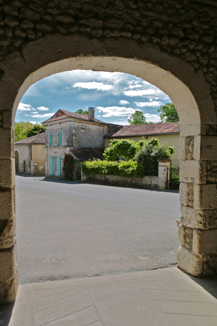 Vue du porche de l'église Saint Eutrope. - Lusignac