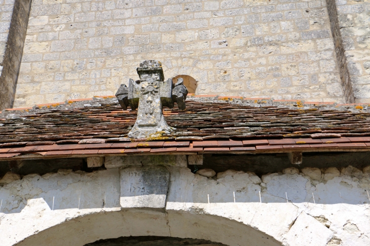 Petite croix sur le porche de l'église Saint Eutrope. - Lusignac