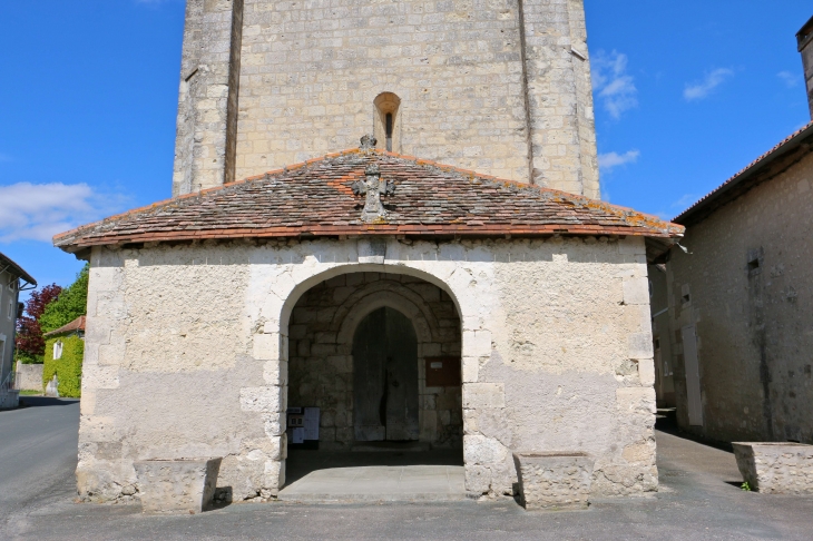 Entrée porche de l'église Saint Eutrope. - Lusignac