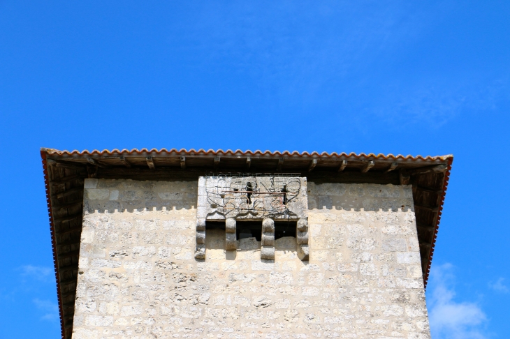 Le clocher fortifié de l'église Saint Eutrope. - Lusignac