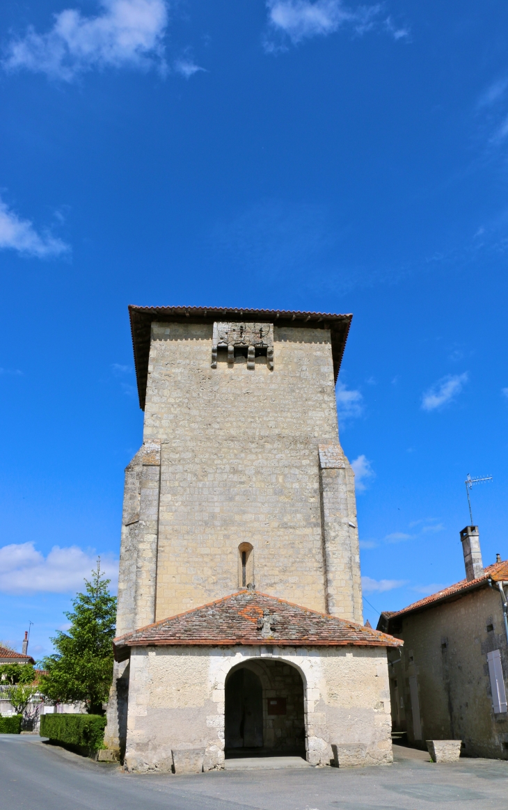 L'église Saint Eutrope fut fortifiée au XVe siècle sur les bases d'une nef à file de coupoles du XIIe siècle. - Lusignac