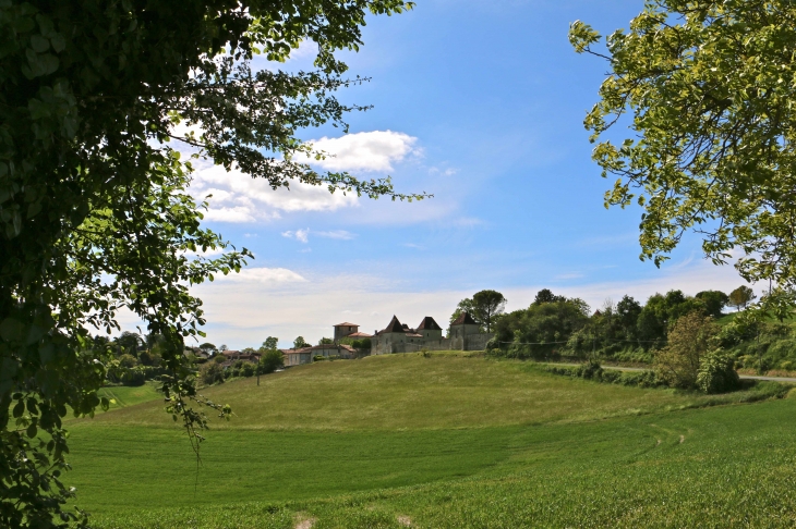 Vue sur le village, construit sur une crête. - Lusignac