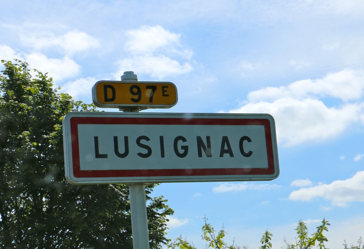 Autrefois : Lughinhacum dans un pouillé du XIIIe siècle. Luginhac au XVIe siècle. - Lusignac