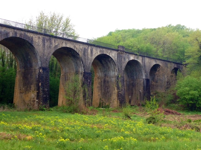 Le viaduc ferroviaire de la ligne Bordeaux-Sarlat. - Manaurie