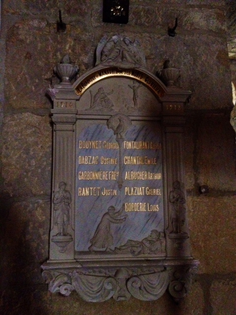 En hommage aux morts de la grande guerre de la commune à l'intérieur de l'église. - Manaurie