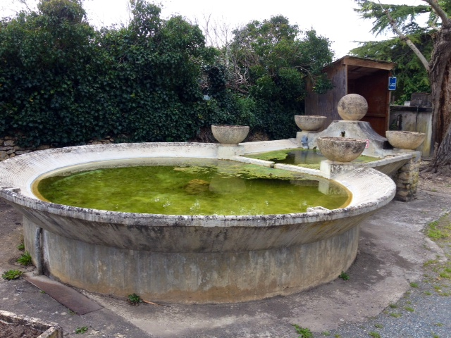 La fontaine à Marcillac. - Marcillac-Saint-Quentin