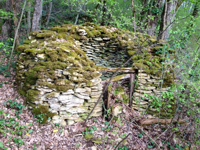 Une borie en ruine près de Marcillac; - Marcillac-Saint-Quentin