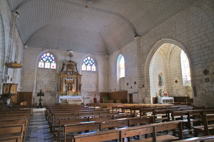 La nef vers le choeur de l'église saint Laurent - Mareuil