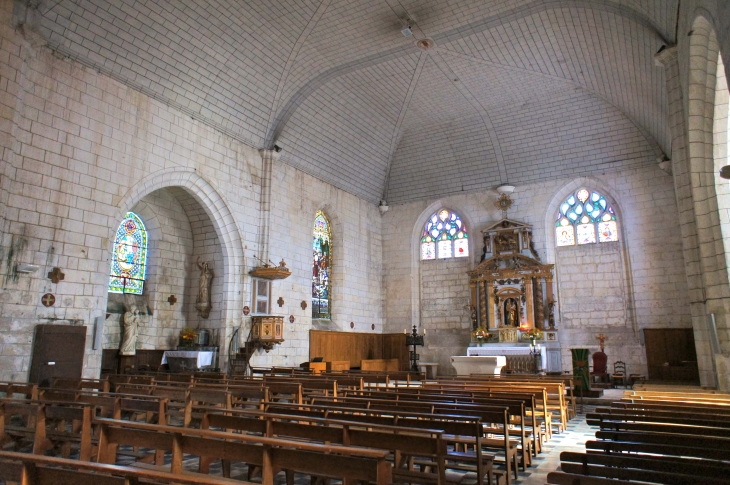 La nef vers le choeur de l'église saint Laurent - Mareuil