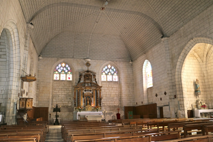 La nef vers le choeur de l'église saint Laurent - Mareuil