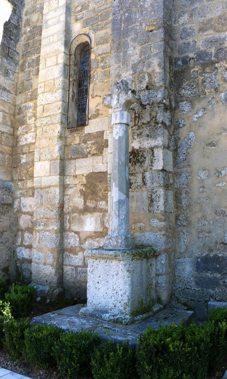 Croix contre la façade sud de l'église Saint Laurent - Mareuil