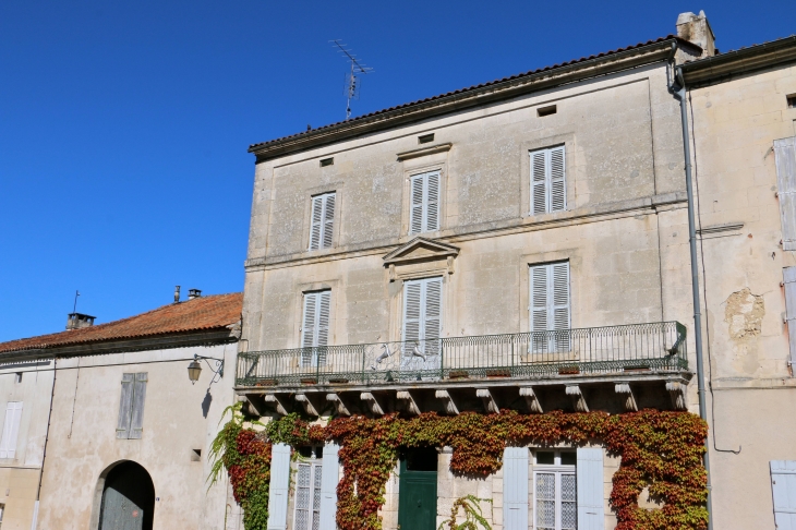 Dans le village - Mareuil