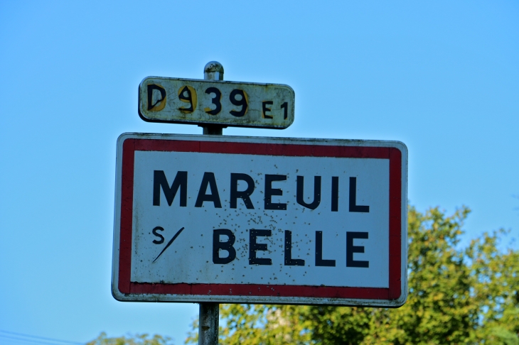 Autrefois : Maroll en 1109, Marolium en 1243, Marolhum en 1364, Mareulh au XVIe siècle - Mareuil