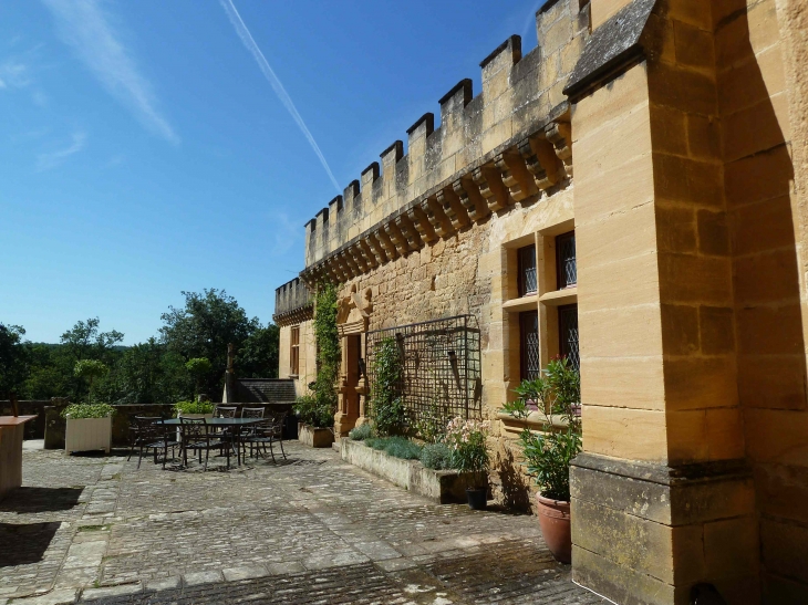 Cour du château de Puymartin - Marquay