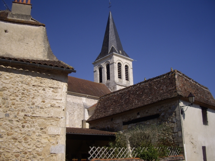 L'église entourée de maisons anciennes typiques. - Maurens