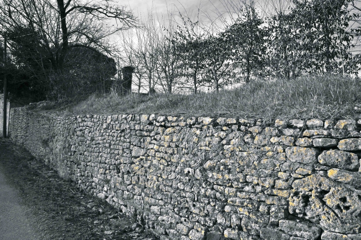 Détail : mur de soubassement en pierres. Hameau du Grand Castang. - Mauzac-et-Grand-Castang