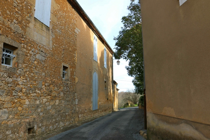 Hameau de Grand Castang. La rue menant à la Croix de Chemin. - Mauzac-et-Grand-Castang