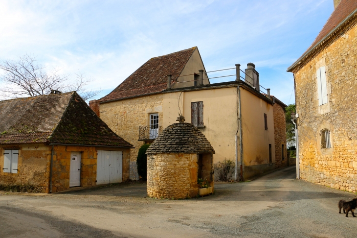 Hameau de Grand Castang. La place du puits. - Mauzac-et-Grand-Castang