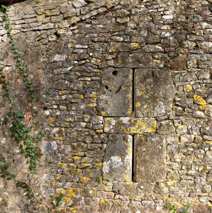 Détail : meurtrière dans un mur près de l'église Saint Pierre Saint Paul : Hameau du Grand Castang. - Mauzac-et-Grand-Castang