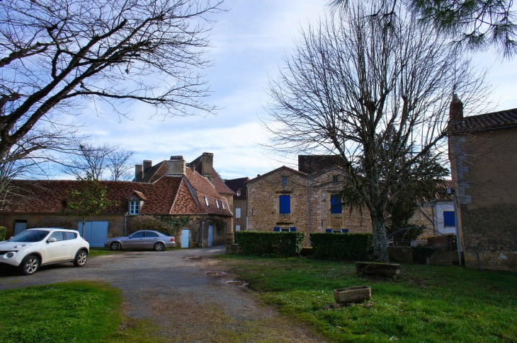 Hameau du Grand Castang. La place de l'église. - Mauzac-et-Grand-Castang