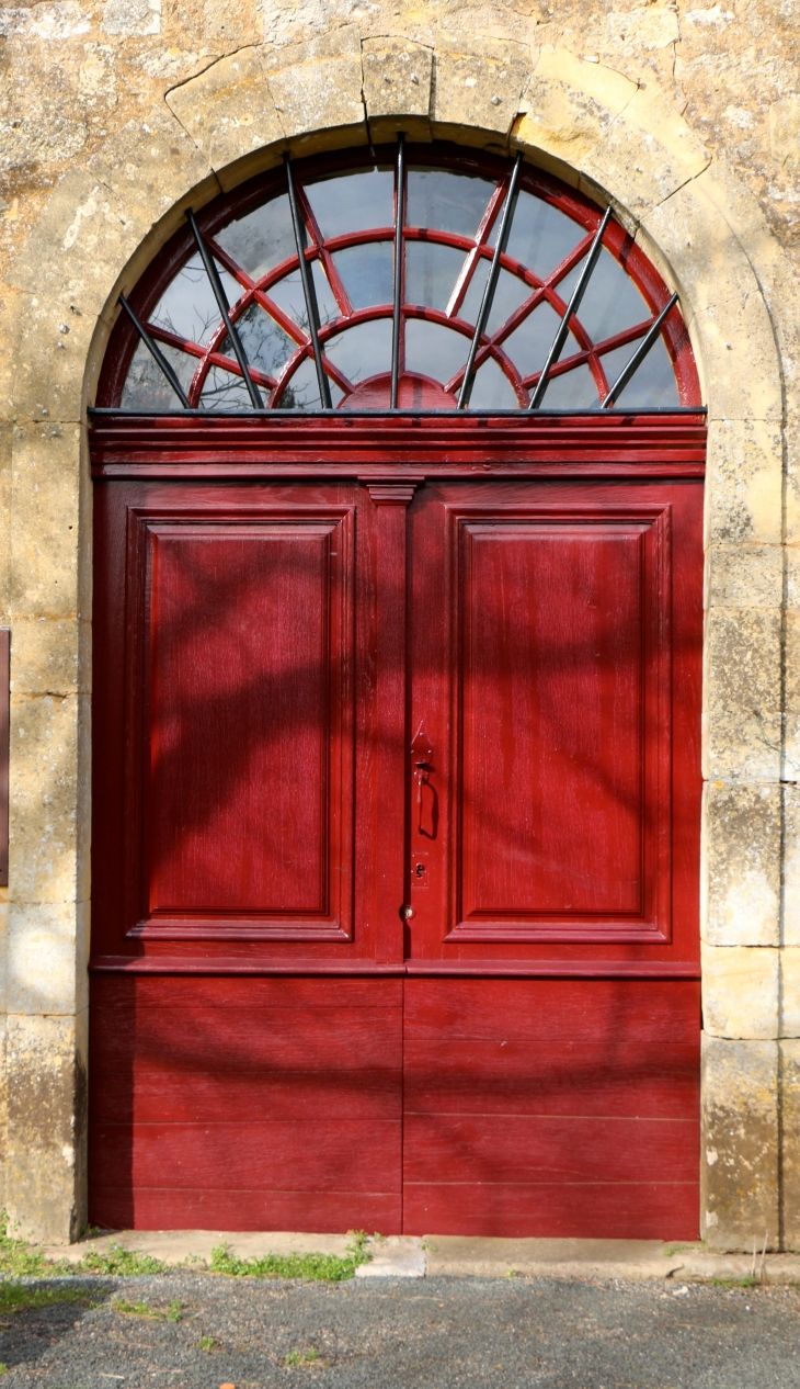 Le portail de l'église Saint Pierre Saint Paul au hameau de Grand Castang. - Mauzac-et-Grand-Castang