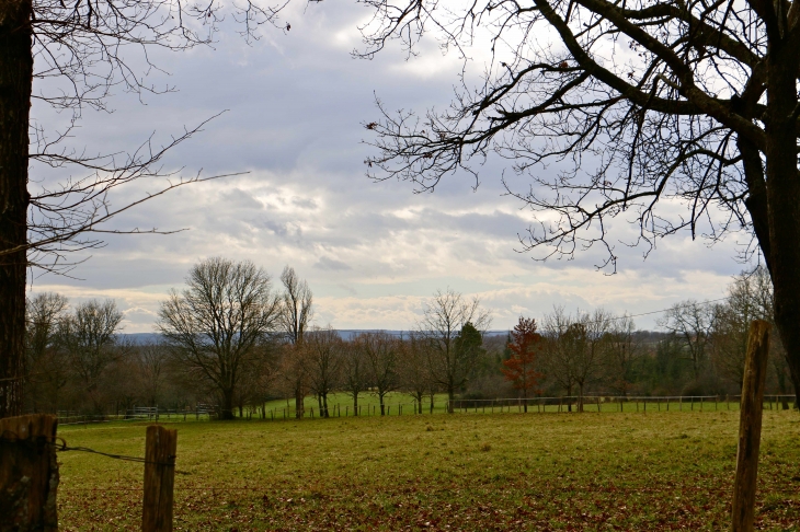 Aux alentours. - Mauzac-et-Grand-Castang