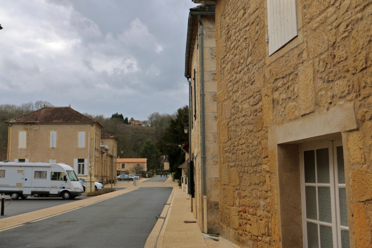 La rue principale. - Mauzac-et-Grand-Castang