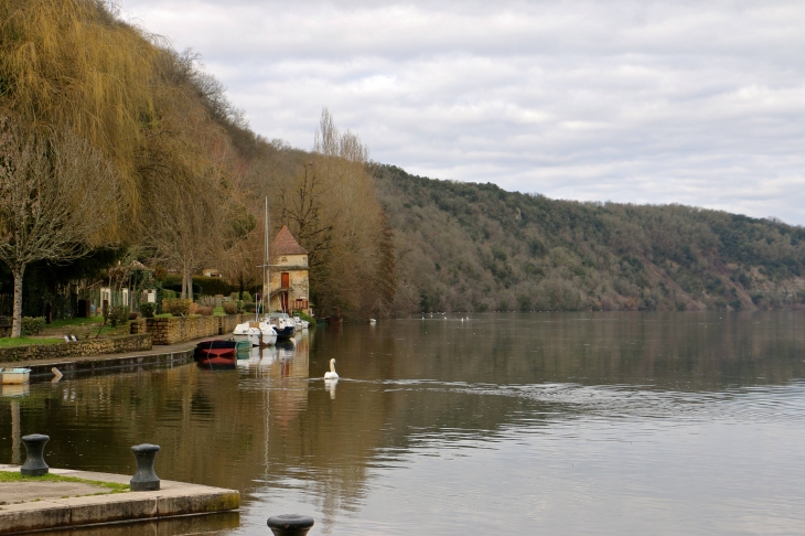 La Dordogne et le petit port fluvial. - Mauzac-et-Grand-Castang