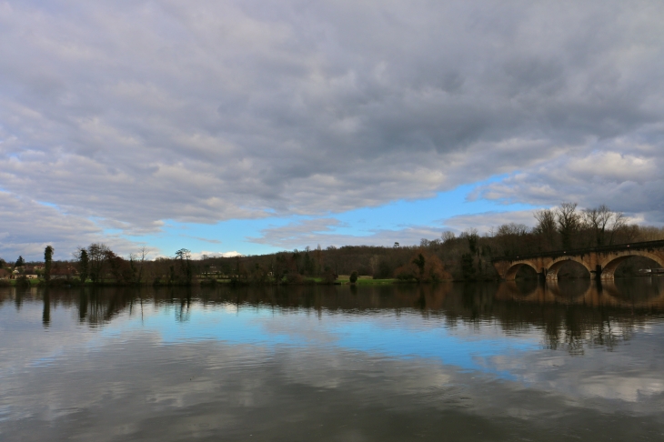 La Dordogne et le pont de chemin de fer. - Mauzac-et-Grand-Castang