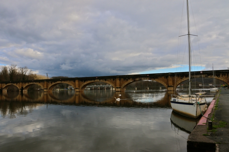 Le Pont de chemin de fer sur la Dordogne. - Mauzac-et-Grand-Castang