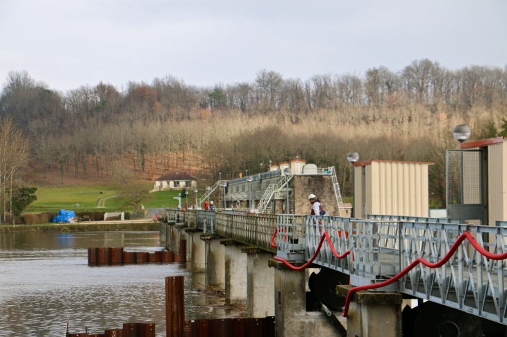 Le barrage sur la Dordogne. - Mauzac-et-Grand-Castang