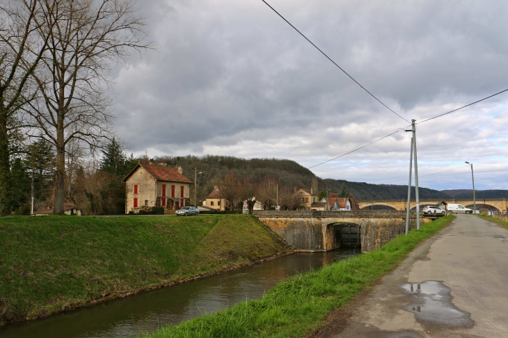 Le canal vers l'écluse. - Mauzac-et-Grand-Castang