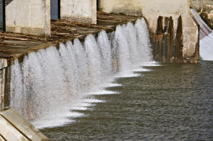 Le barrage. - Mauzac-et-Grand-Castang