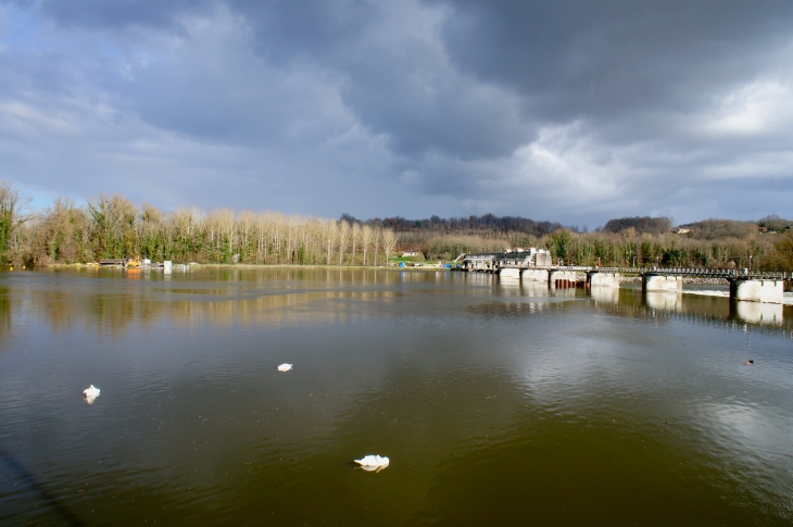 La retenue du barrage. - Mauzac-et-Grand-Castang