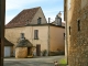 Hameau de Grand Castang : la place du puits couvert.