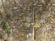 Détail : meurtrière dans un mur près de l'église Saint Pierre Saint Paul : Hameau du Grand Castang.