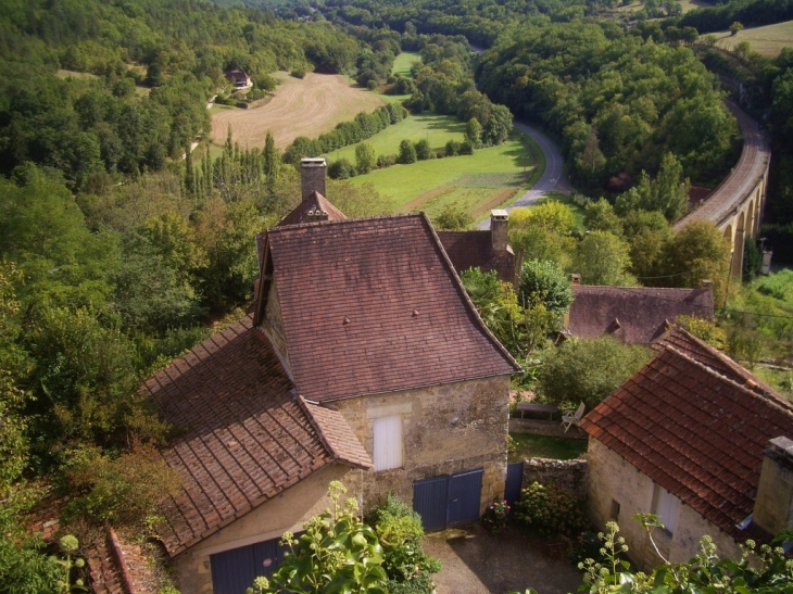 Vue du château de Miremont sur la vallée du Manaurie et le viaduc de La Loulie. - Mauzens-et-Miremont